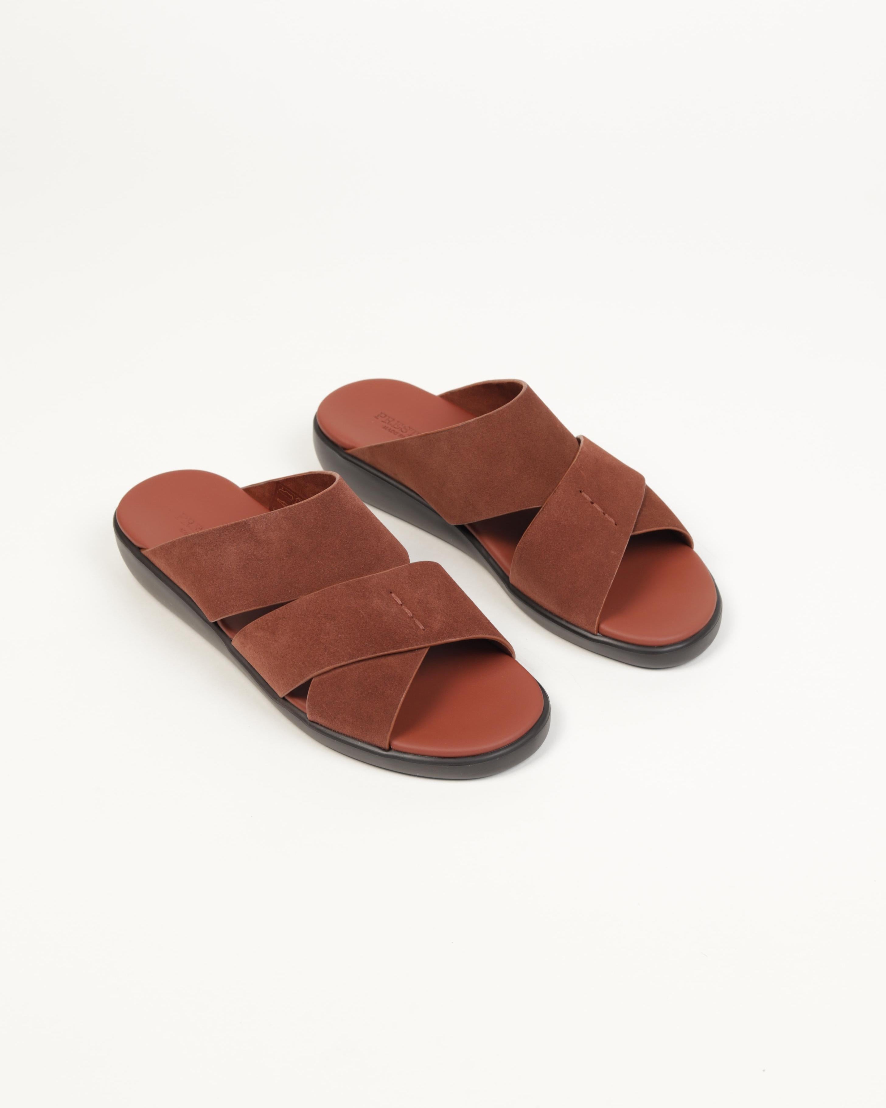 Extra- Light Sandals Men. Perfect for all-day wear, these lightweight sandals combine durability with sleek design.