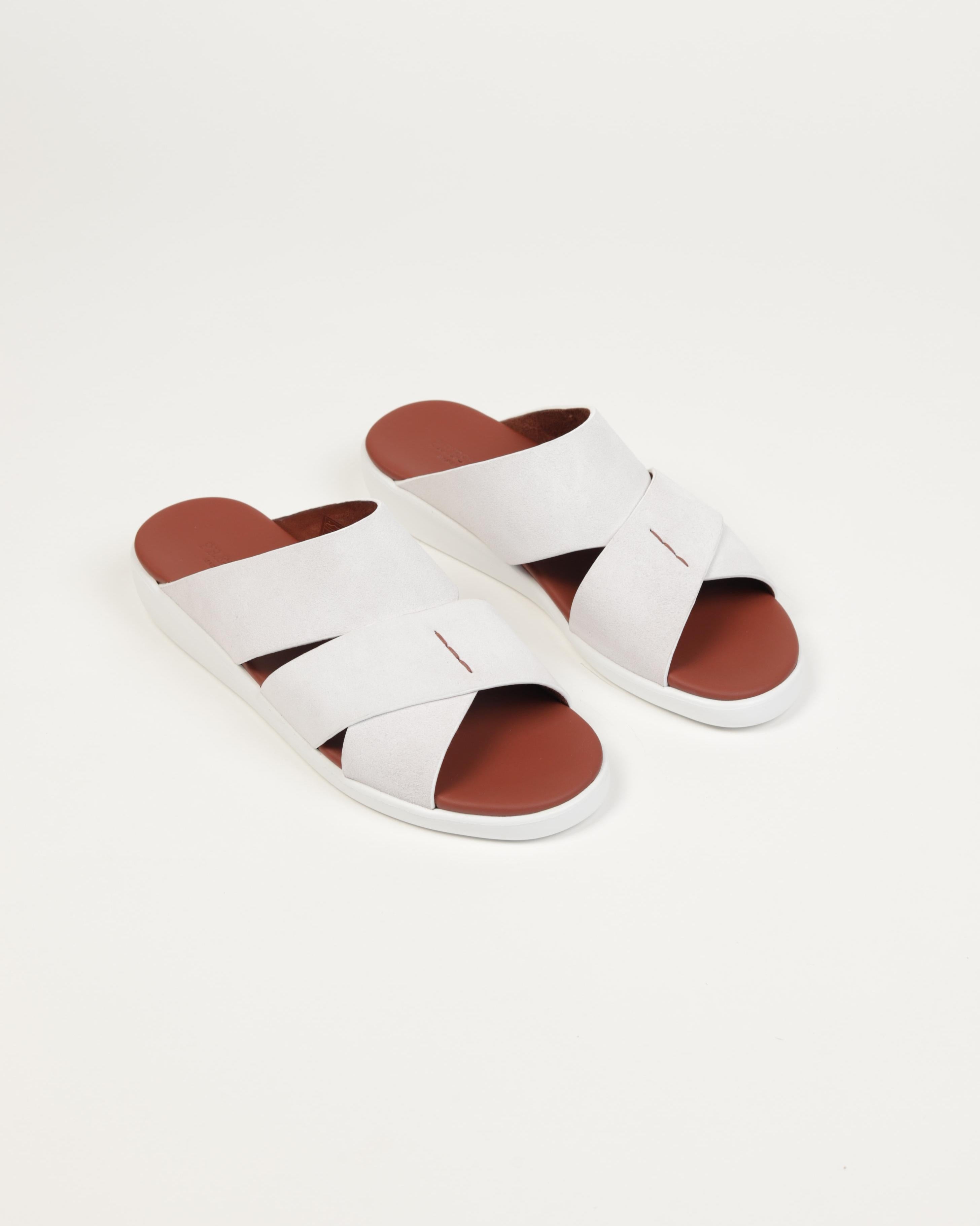 Extra- Light Sandals Men. Perfect for all-day wear, these lightweight sandals combine durability with sleek design.