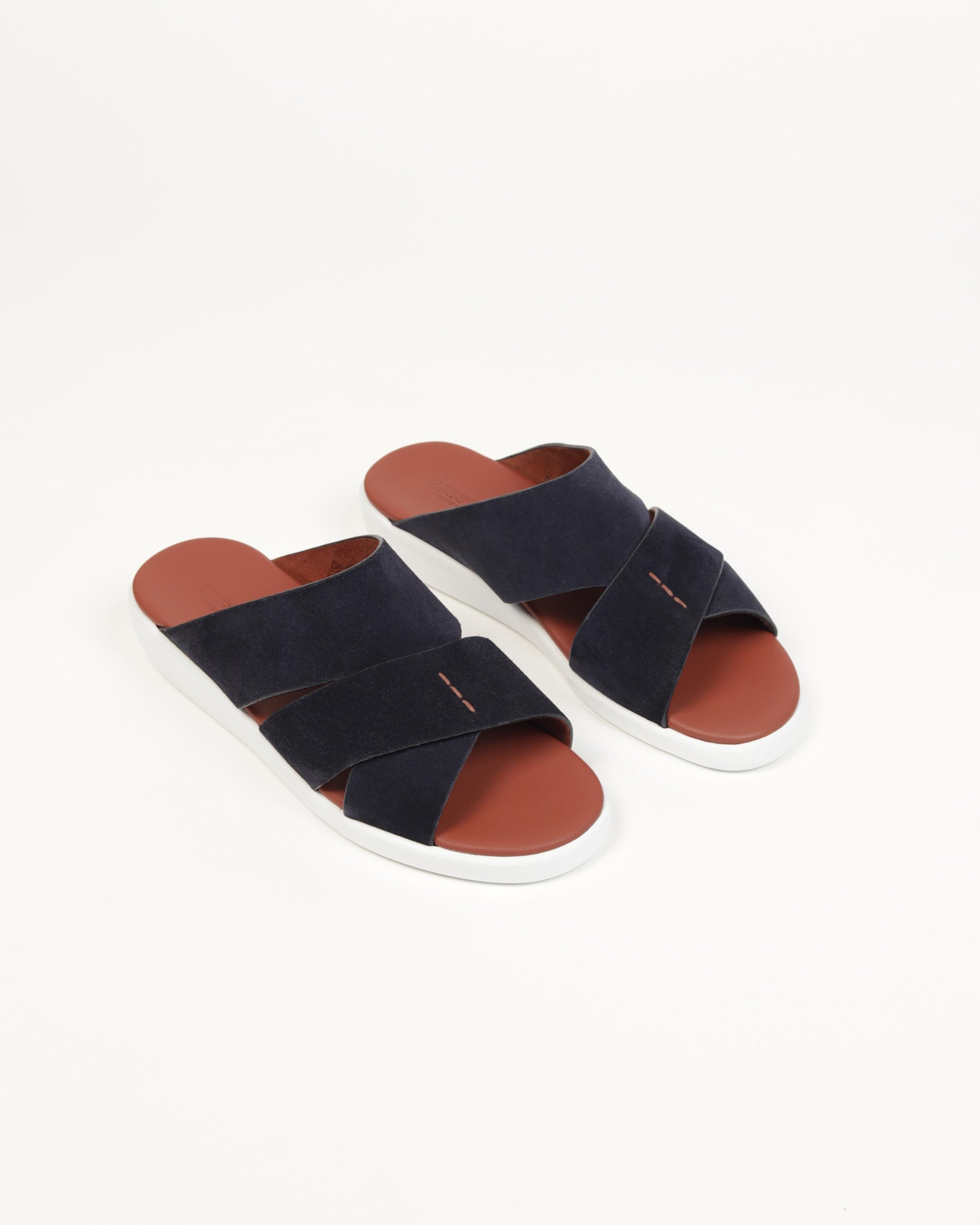 Extra- Light Sandals Men. Perfect for all-day wear, these lightweight sandals combine durability with sleek design.