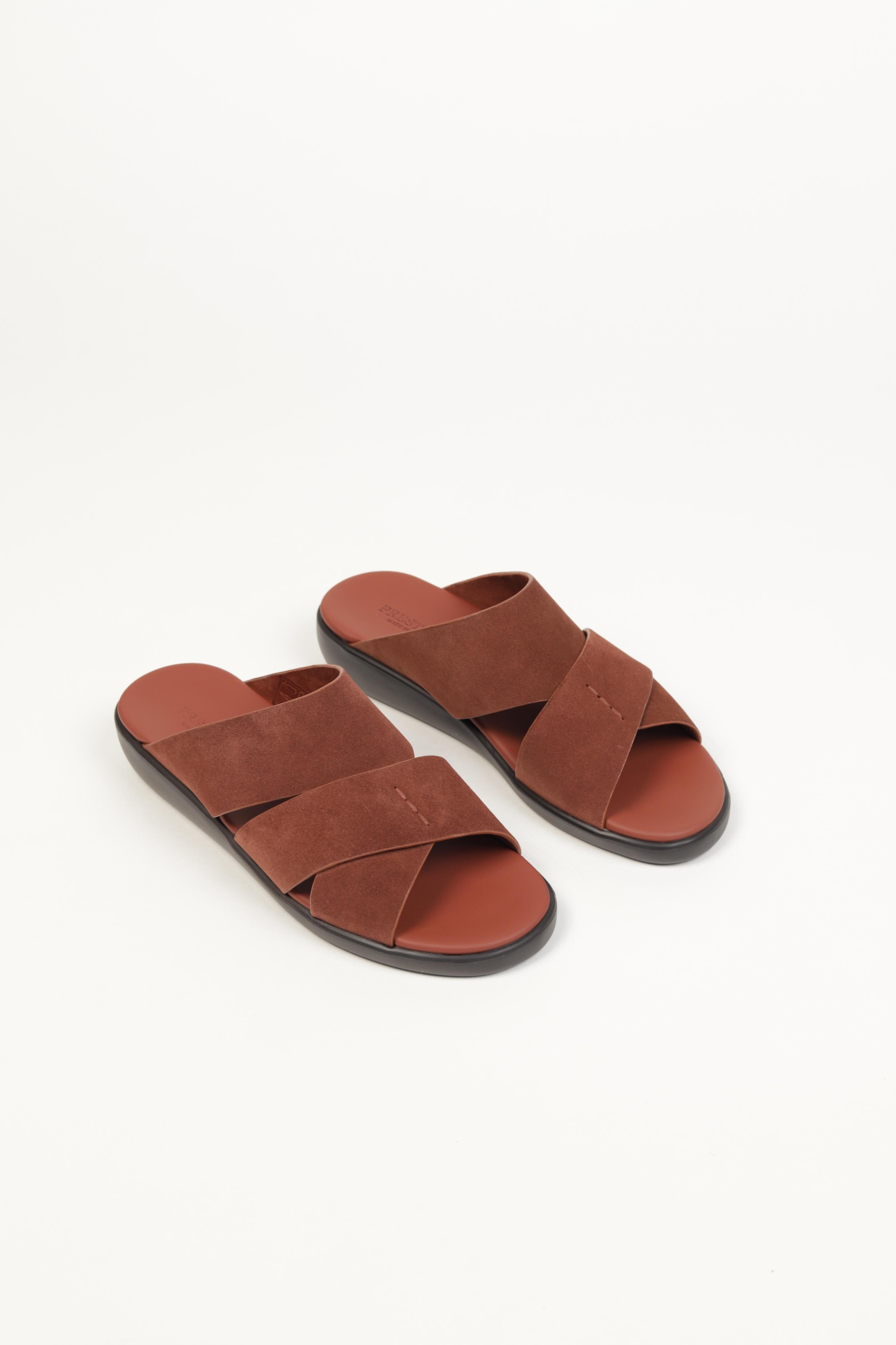 Extra- Light Sandals Men. Perfect for all-day wear, these lightweight sandals combine durability with sleek design.