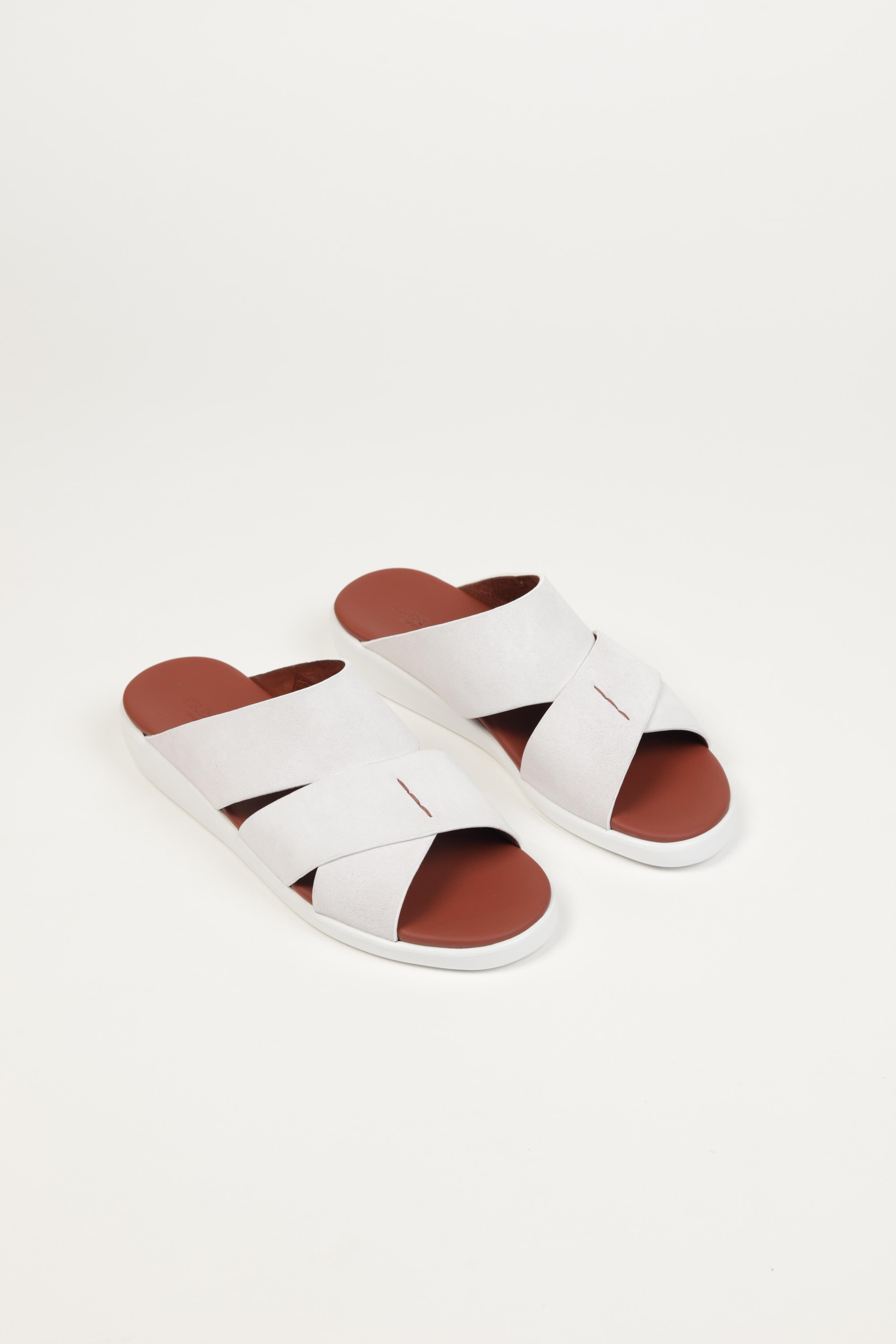 Extra- Light Sandals Men. Perfect for all-day wear, these lightweight sandals combine durability with sleek design.