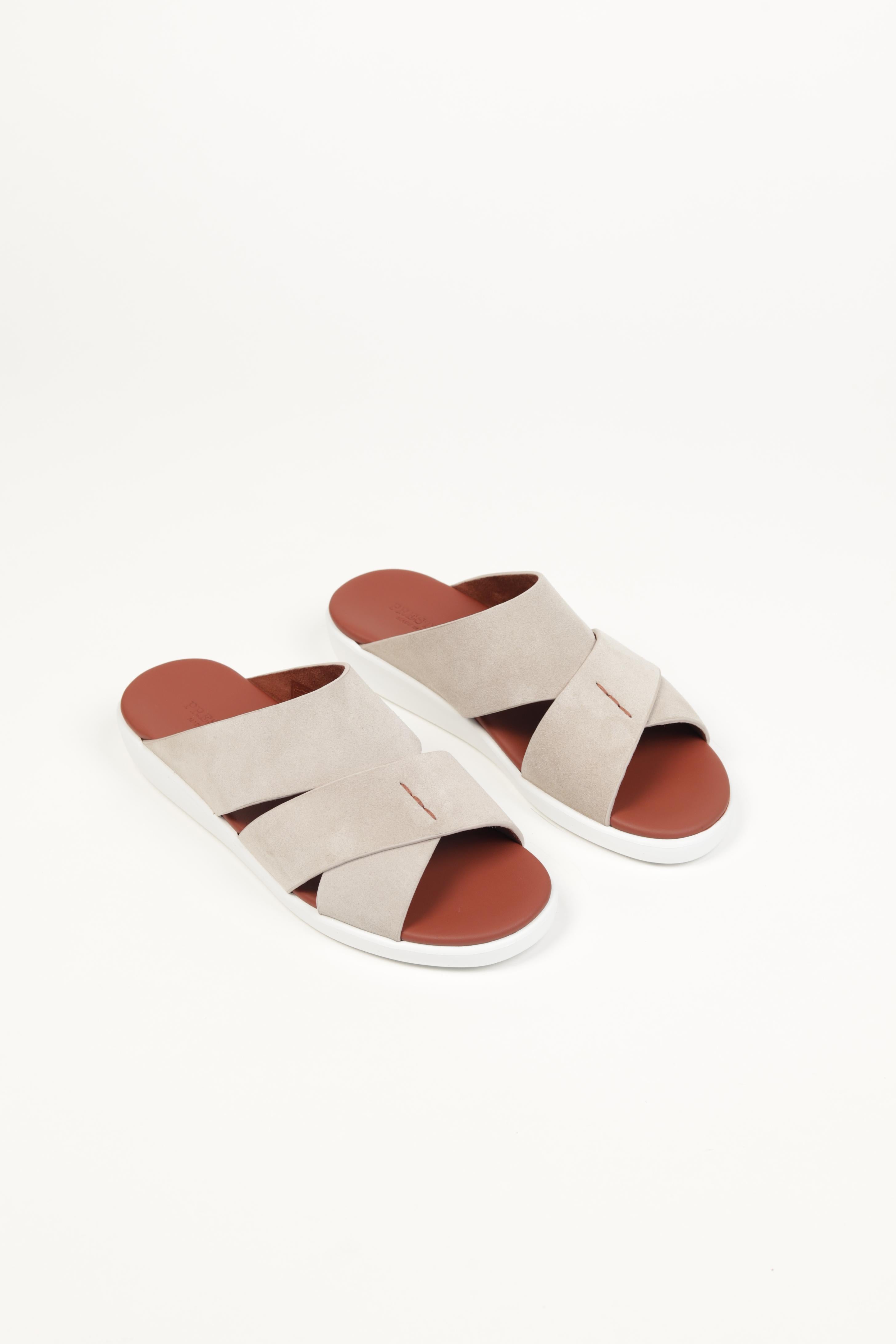 Extra- Light Sandals Men. Perfect for all-day wear, these lightweight sandals combine durability with sleek design.