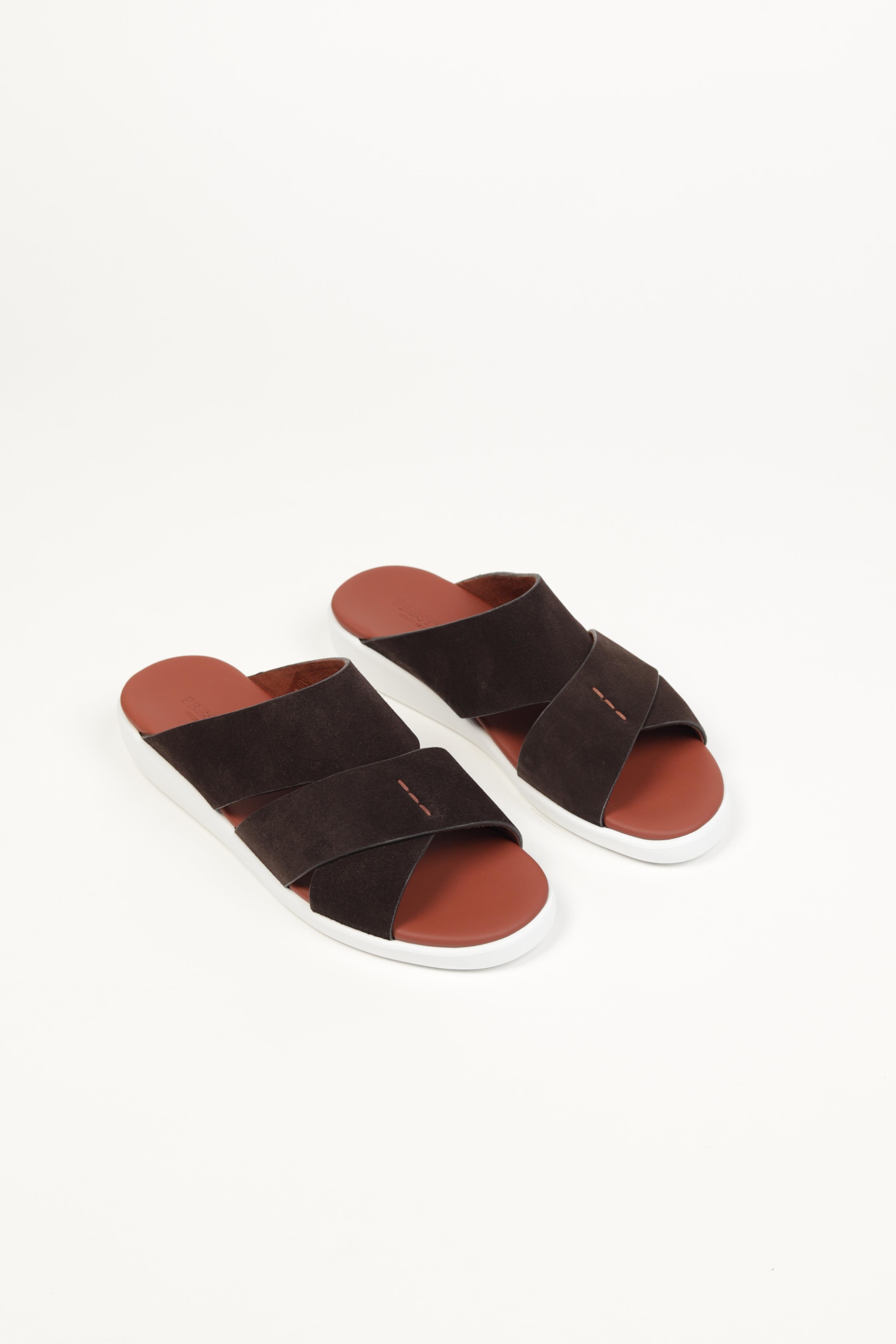 Extra- Light Sandals Men. Perfect for all-day wear, these lightweight sandals combine durability with sleek design.