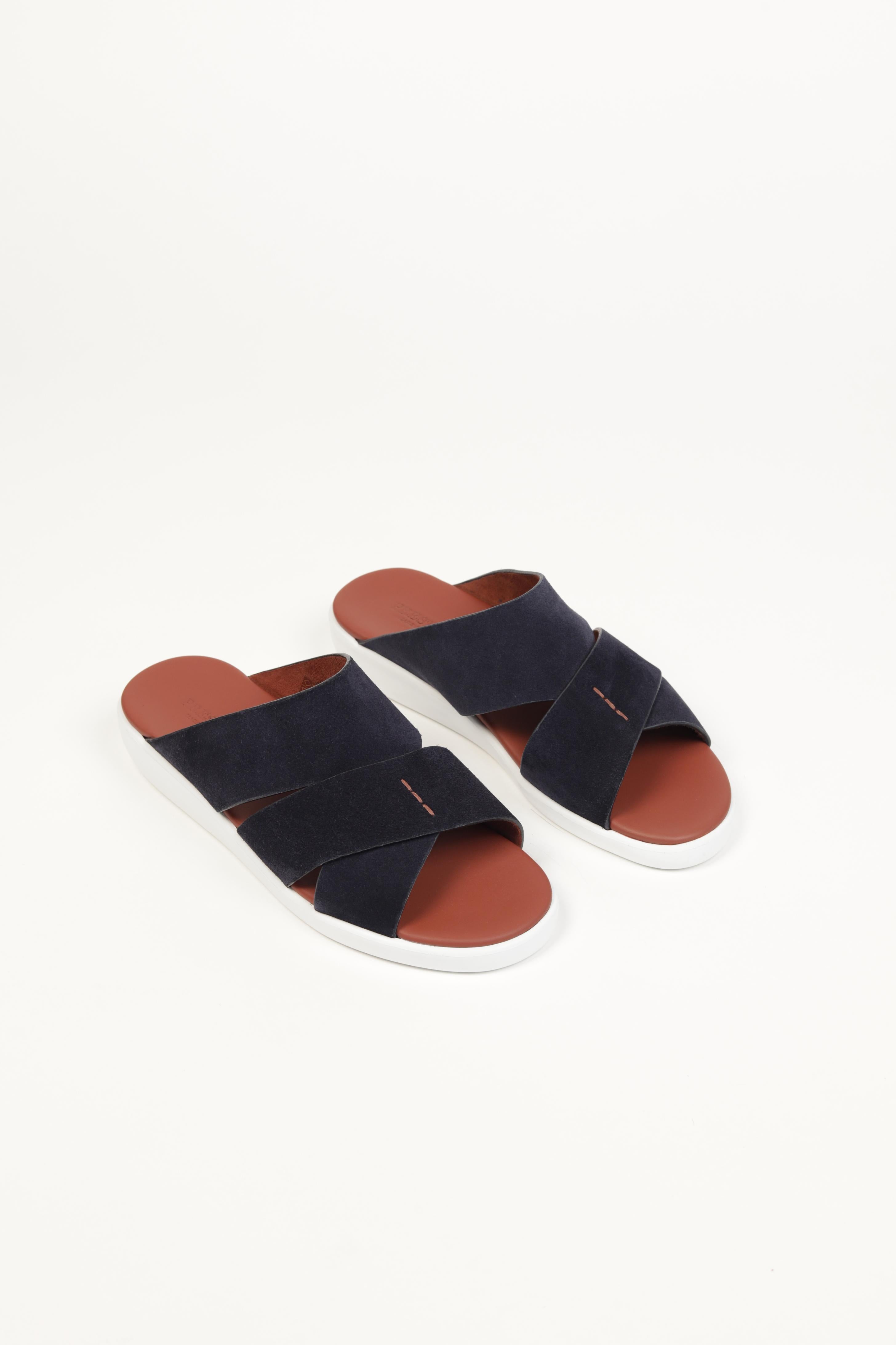 Extra- Light Sandals Men. Perfect for all-day wear, these lightweight sandals combine durability with sleek design.