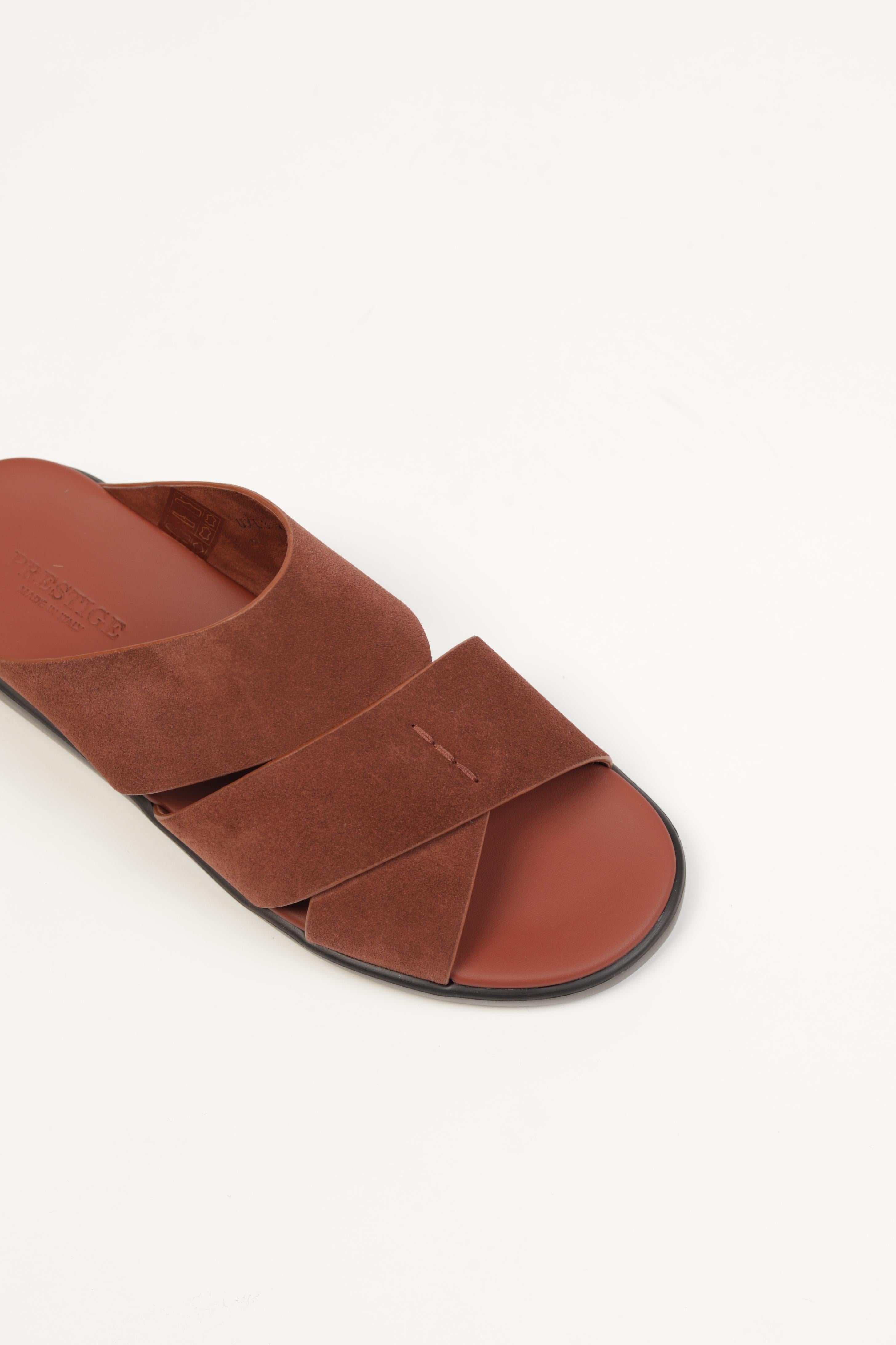 Extra- Light Sandals Men. Perfect for all-day wear, these lightweight sandals combine durability with sleek design.