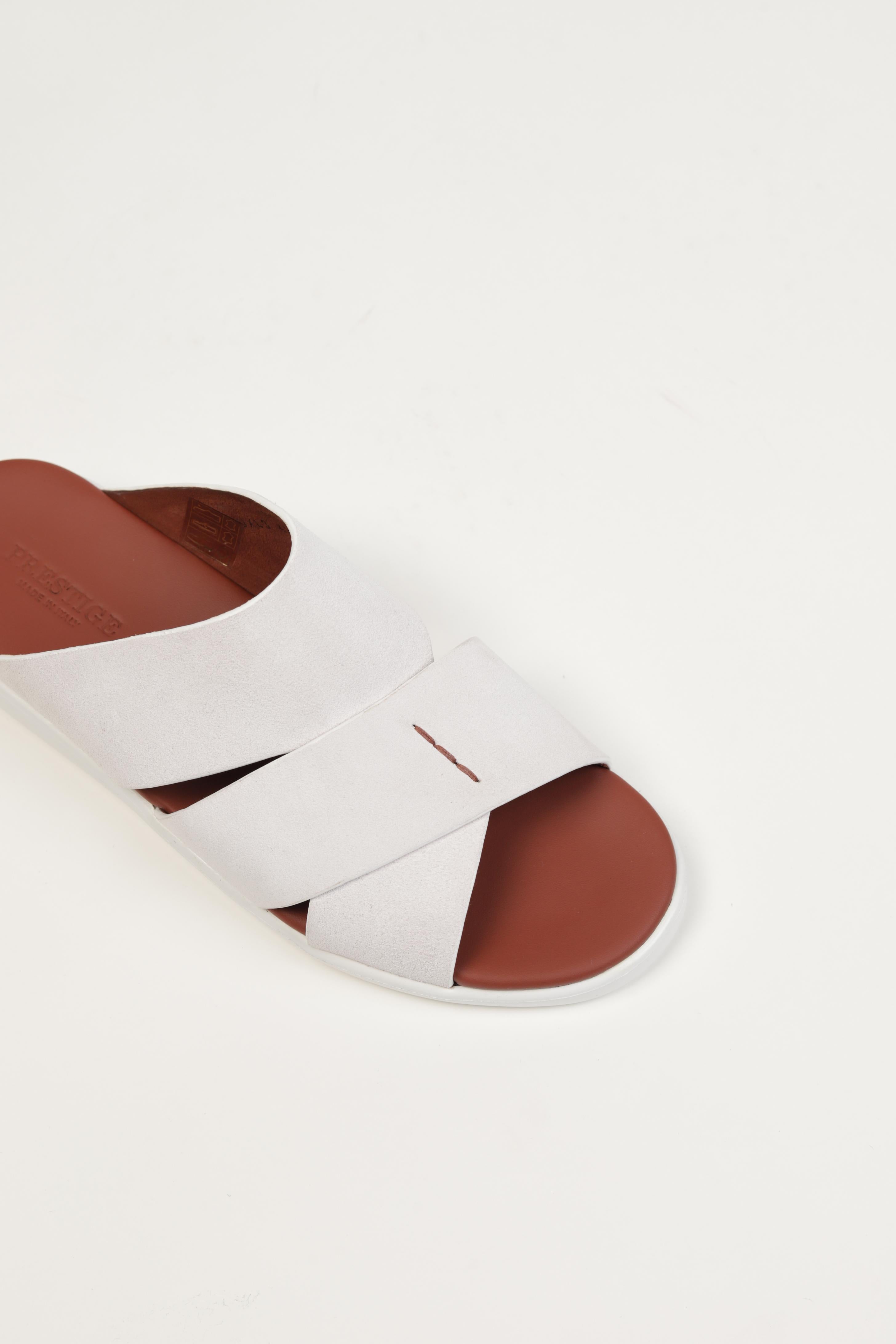 Extra- Light Sandals Men. Perfect for all-day wear, these lightweight sandals combine durability with sleek design.