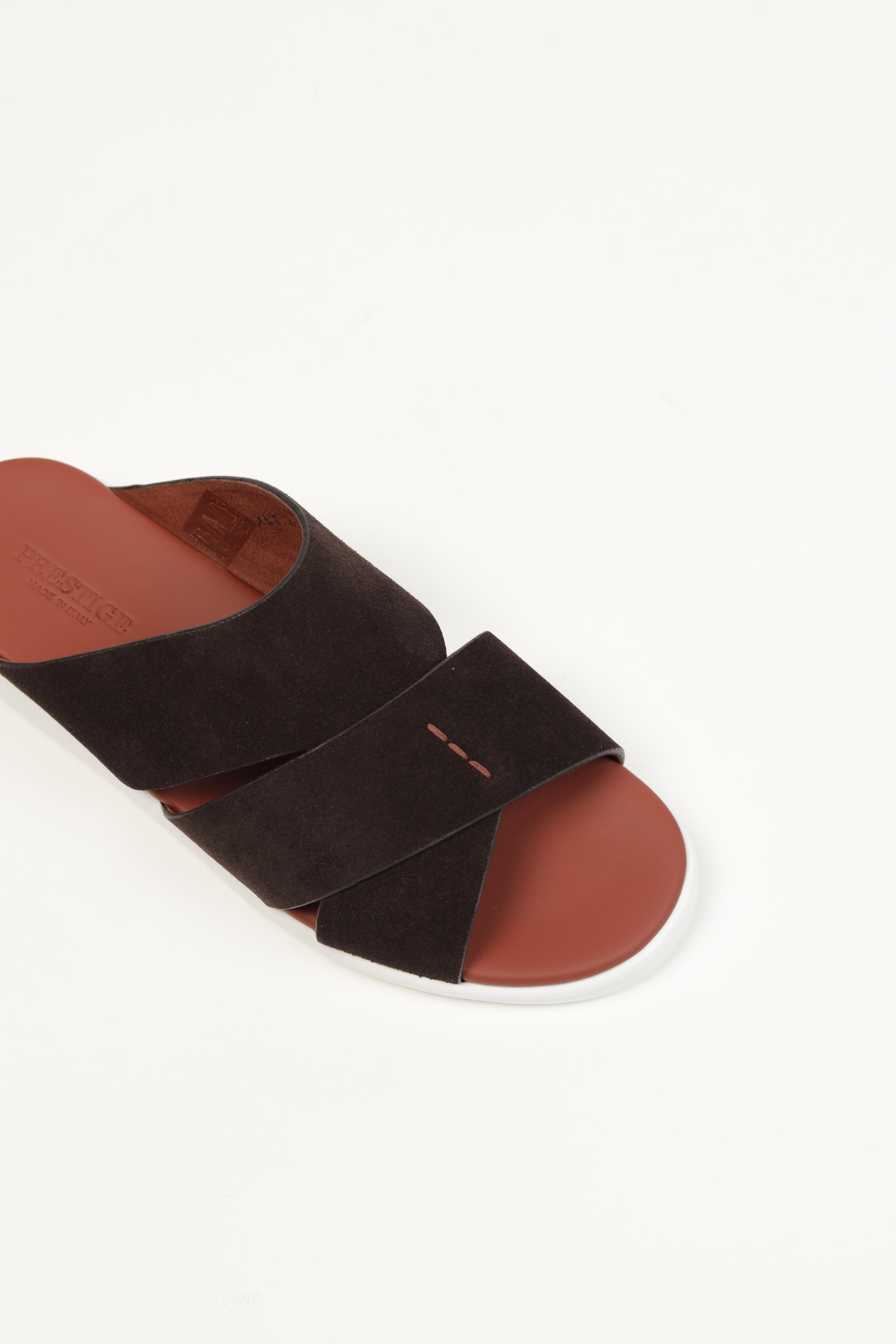 Extra- Light Sandals Men. Perfect for all-day wear, these lightweight sandals combine durability with sleek design.