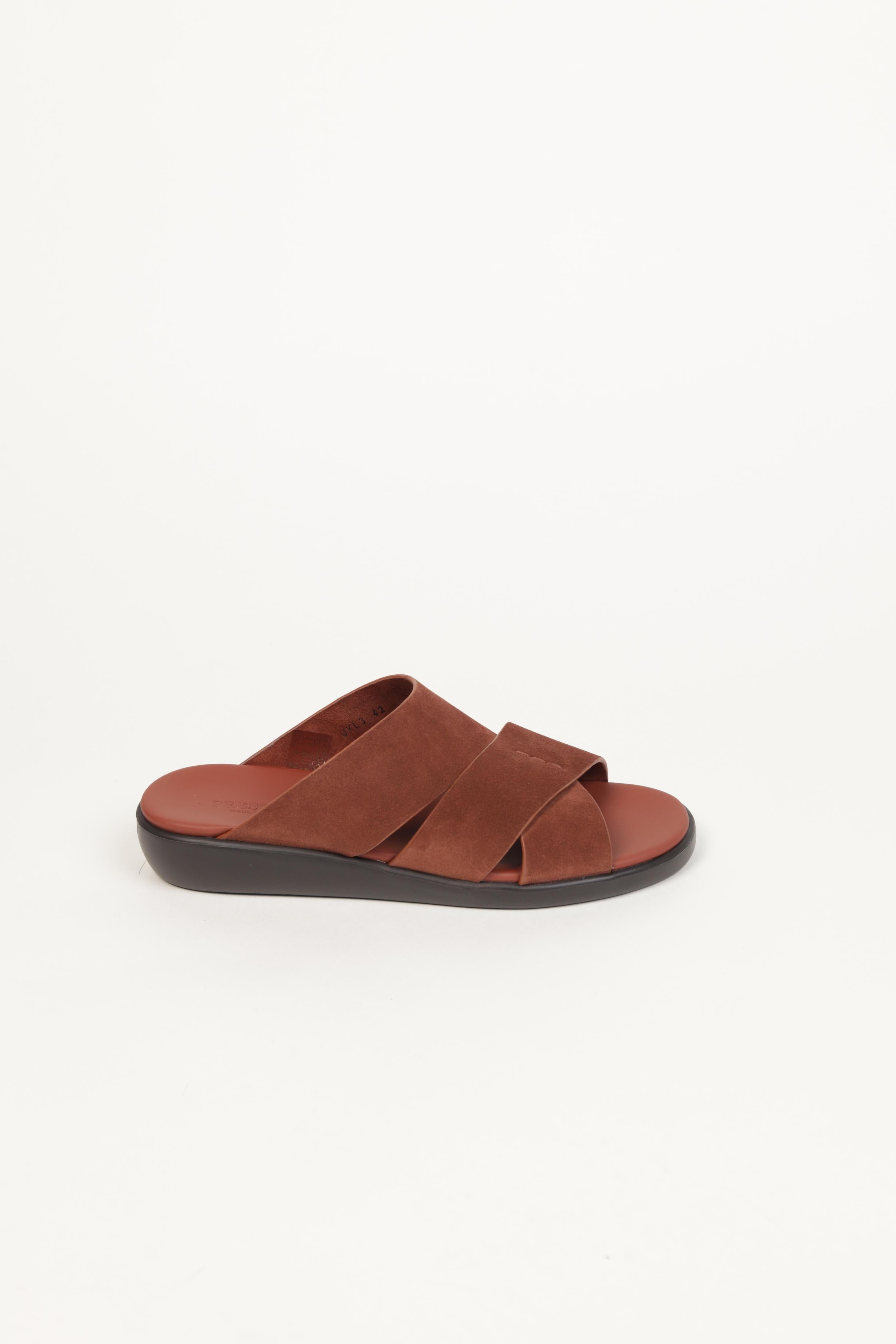 Extra- Light Sandals Men. Perfect for all-day wear, these lightweight sandals combine durability with sleek design.